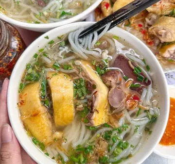 Bánh Canh Gà Cô Huyền Thủ Dầu Một: Địa Chỉ, Giá Cả & Review Chi Tiết