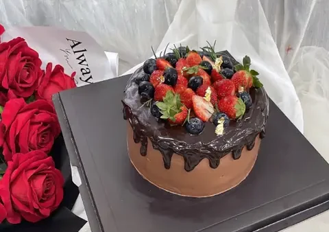 Bánh Kem Socola Dâu Tây: Công Thức, Cách Làm & Địa Điểm Mua Ngon