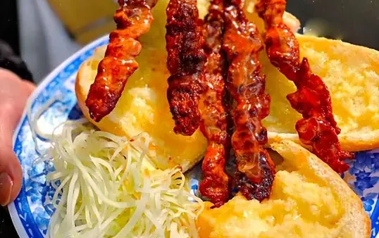 Bánh Mì Bò Nướng Bơ Campuchia: Khám Phá Hương Vị Độc Đáo, Công Thức Chuẩn & Địa Điểm Ăn Ngon