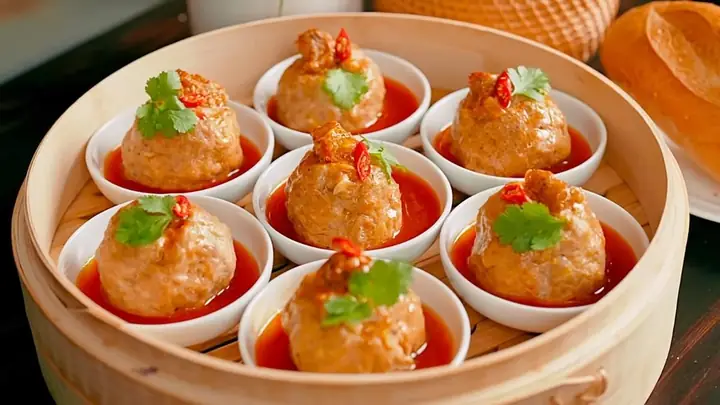 Bánh Mì Chấm Xíu Mại: Cách Làm Chuẩn Vị Đà Lạt Tại Nhà & Địa Chỉ Ngon Nức Tiếng Bánh Mì Chấm Xíu Mại: Cách Làm Chuẩn Vị Đà Lạt Tại Nhà & Địa Chỉ Ngon Nức Tiếng