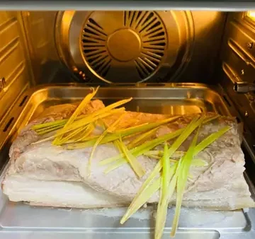 Bánh Mì Heo Quay Ngon: Bí Quyết Làm & Chọn Quán Chuẩn Vị Sài Gòn
