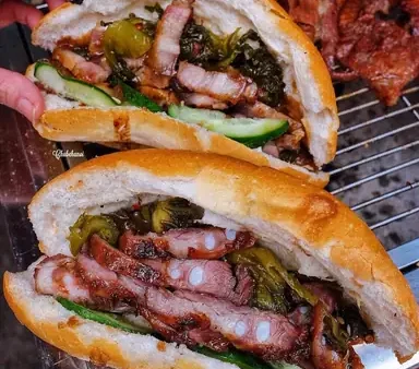 Khám Phá Bánh Mì Sườn Sụn Cải Chua: Từ Công Thức Đến Địa Điểm Ngon Nức Tiếng