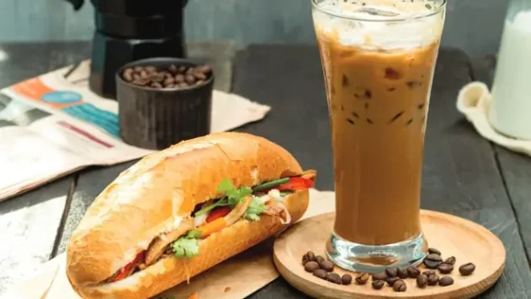 Bánh Mì Và Cà Phê: Sự Kết Hợp Hoàn Hảo Cho Bữa Sáng Nhanh Gọn & Đậm Đà Hương Vị Việt