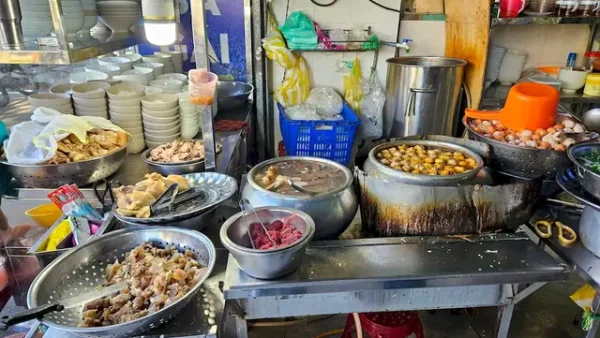 Top Quán Bún Bò Huế Ngon Nhất: Khám Phá Hương Vị Cố Đô Chuẩn Gốc