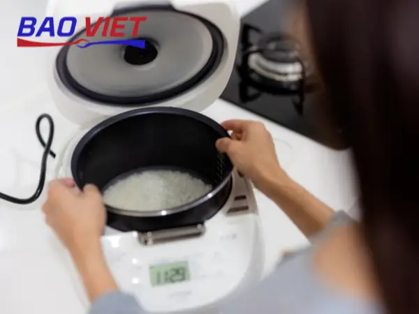 Cách Đo Nước Nấu Cơm Bằng Lóng Tay: Dùng Đốt Ngón Tay Cho Cơm Dẻo Cách Đo Nước Nấu Cơm Bằng Lóng Tay: Dùng Đốt Ngón Tay Cho Cơm Dẻo