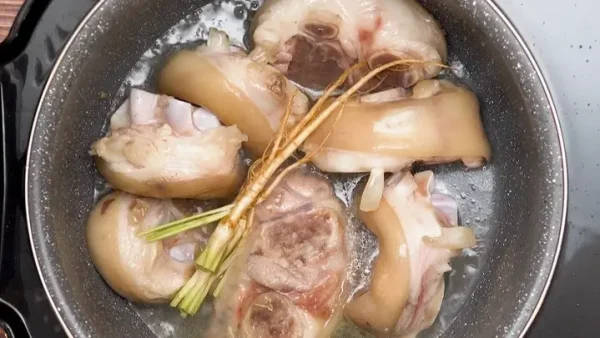 Cách Hầm Chân Bò Nhanh Mềm: Bí Quyết Đơn Giản Cho Món Ngon Chuẩn Vị