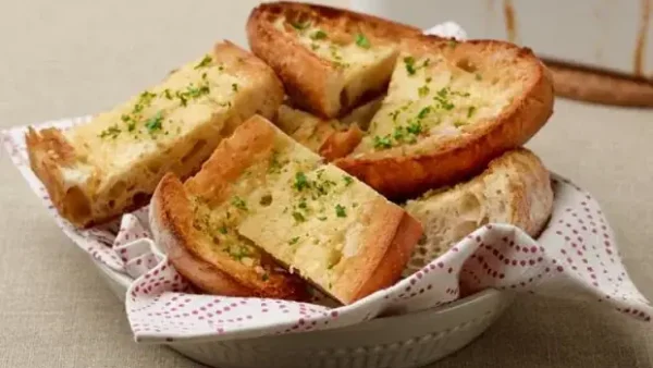 Cách Làm Bánh Mì Bơ Tỏi Kiểu Pháp Giòn Rụm, Mềm Xốp Chuẩn Vị Tại Nhà (3 Cách: Lò, Nồi Chiên Không Dầu, Chảo)