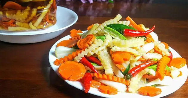 Bí Quyết Làm Dưa Món Miền Trung Chuẩn Vị, Giòn Ngon, Để Lâu Ngày Bí Quyết Làm Dưa Món Miền Trung Chuẩn Vị, Giòn Ngon, Để Lâu Ngày