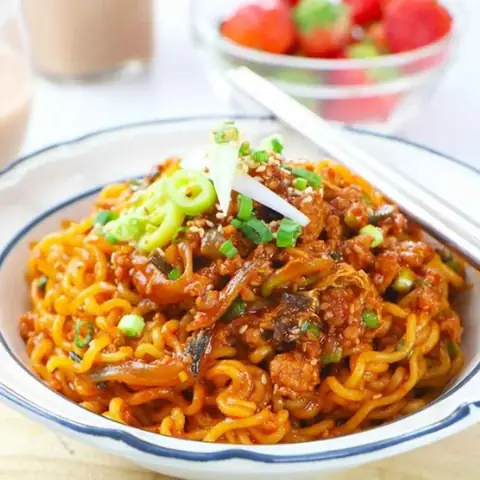 Bí Quyết Pha Sốt Xào Mì Ngon Chuẩn Vị Tại Nhà Cho Mọi Món Ăn Bí Quyết Pha Sốt Xào Mì Ngon Chuẩn Vị Tại Nhà Cho Mọi Món Ăn