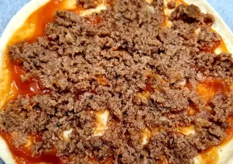 Cách Làm Pizza Xúc Xích Bằng Lò Nướng Thơm Ngon Tại Nhà Đơn Giản
