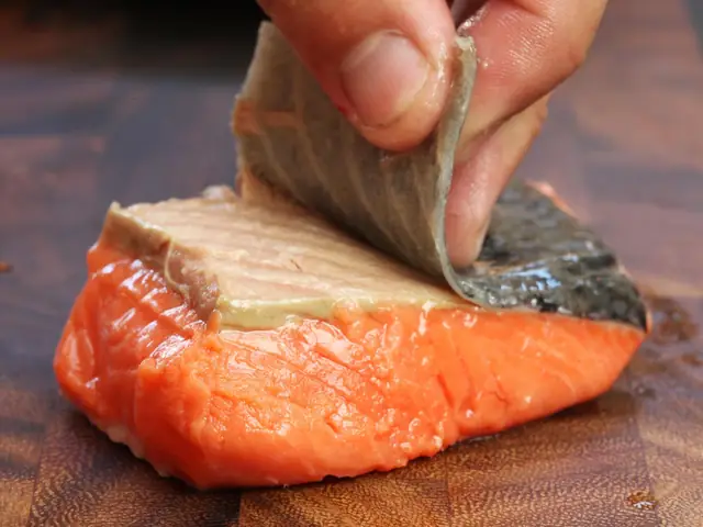 Cách Làm Ruốc Cá Hồi Cho Bé Ăn Dặm Thơm Ngon, Không Tanh, Dễ Thực Hiện Cách Làm Ruốc Cá Hồi Cho Bé Ăn Dặm Thơm Ngon, Không Tanh, Dễ Thực Hiện