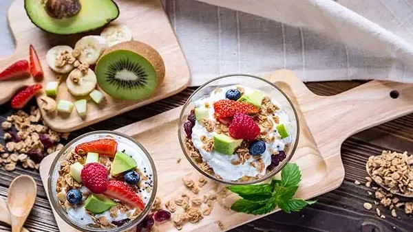Hướng Dẫn Làm Sữa Chua Dầm Hoa Quả Thơm Ngon, Mát Lạnh Tại Nhà Chuẩn Vị