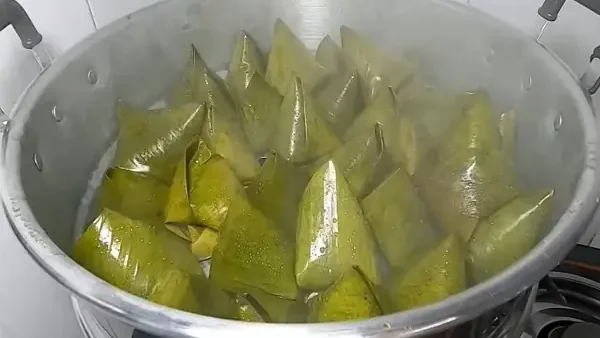 Bí Quyết Luộc Bánh Giò Ngon Chuẩn Vị Tại Nhà: Thời Gian Và Cách Làm Chi Tiết