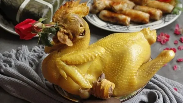Bí Quyết Luộc Gà Nguyên Con Vàng Óng, Mọng Nước, Không Nứt Da Chuẩn Từng Bước