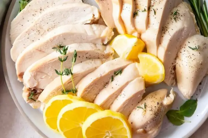 Cách Luộc Ức Gà Ngon Mềm, Không Bị Khô Và Thơm Ngọt Cách Luộc Ức Gà Ngon Mềm, Không Bị Khô Và Thơm Ngọt