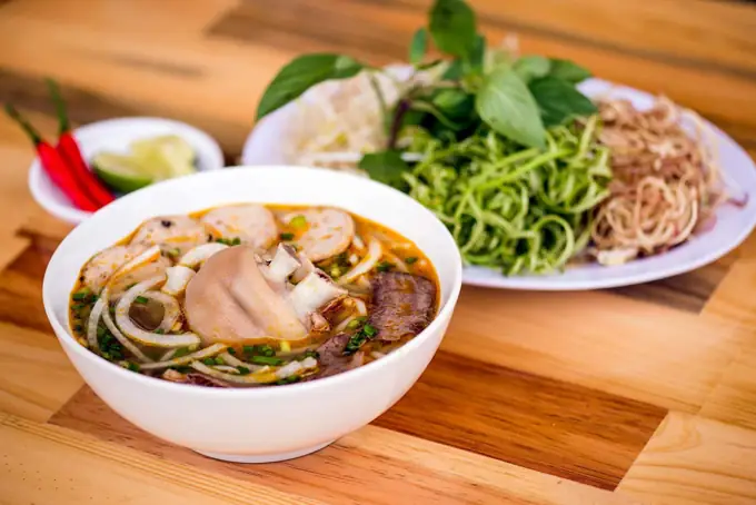 Cách Nấu Bún Giò Heo Huế Chuẩn Vị Tại Nhà: Công Thức Đậm Đà, Dễ Làm Cách Nấu Bún Giò Heo Huế Chuẩn Vị Tại Nhà: Công Thức Đậm Đà, Dễ Làm