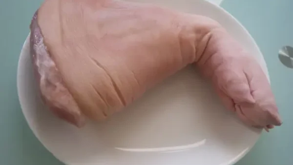 Cách Nấu Bún Giò Heo Huế Chuẩn Vị Tại Nhà: Công Thức Đậm Đà, Dễ Làm
