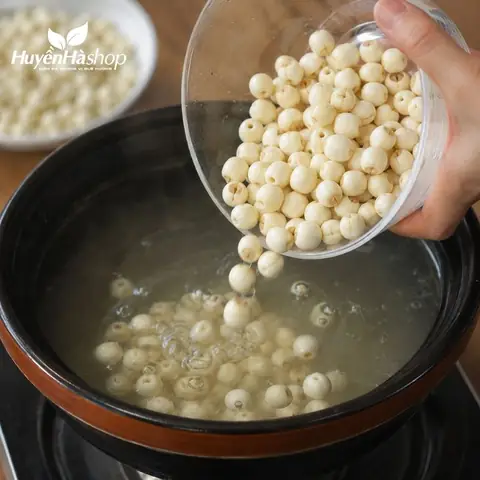 Cách Nấu Hạt Sen Khô Nhanh Mềm, Không Bị Sượng & Bùi Ngon