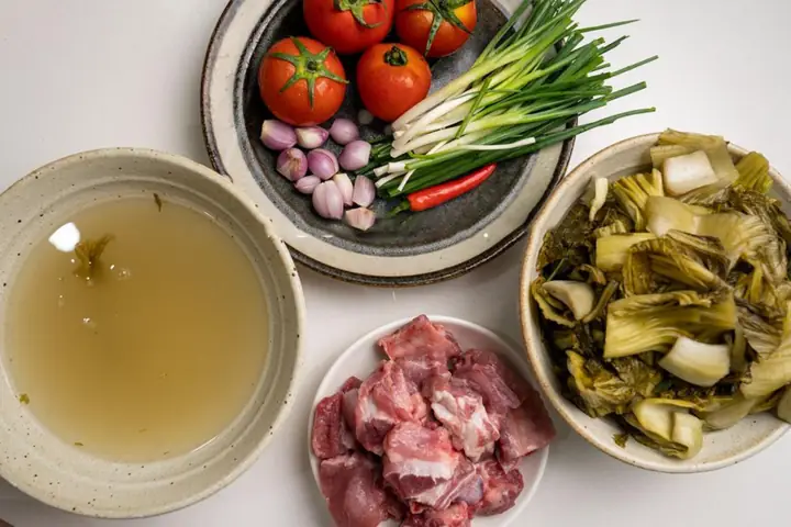 Cách Nấu Sườn Với Dưa Chua Tại Nhà: Công Thức Canh Chua Ngọt, Thịt Mềm Cách Nấu Sườn Với Dưa Chua Tại Nhà: Công Thức Canh Chua Ngọt, Thịt Mềm
