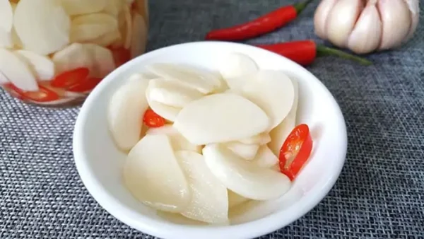 Bí Quyết Ngâm Tỏi Giấm Không Bị Xanh Giòn Lâu