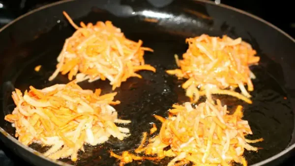 Bật Mí Cách Rán Bánh Khoai Giòn Lâu, Không Bị Ỉu Tại Nhà