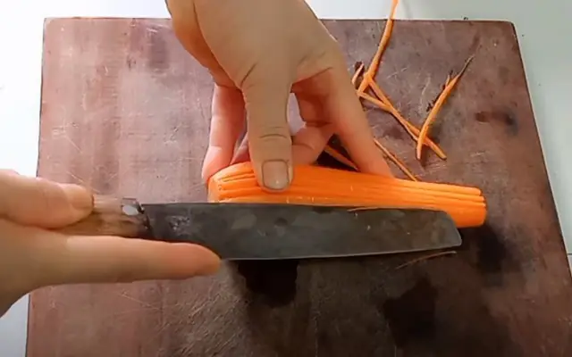Cách Tỉa Hoa Cà Rốt Đơn Giản Cho Món Bò Kho Cách Tỉa Hoa Cà Rốt Đơn Giản Cho Món Bò Kho