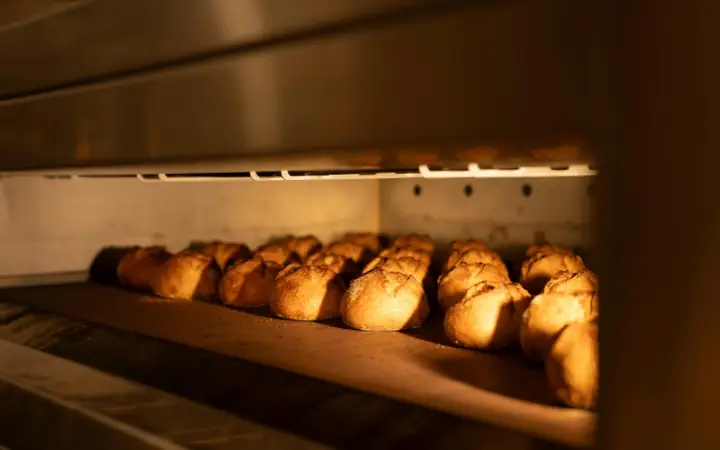 Bí Quyết Ủ Bánh Mì Nóng Giòn Lâu Mà Không Bị Mềm Ỉu