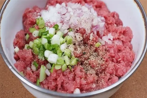 Cách Ướp Thịt Băm Để Nấu Canh Ngon, Mềm Và Không Vón Cục Cách Ướp Thịt Băm Để Nấu Canh Ngon, Mềm Và Không Vón Cục