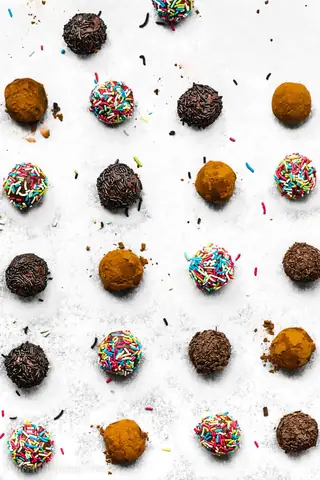 Cách Làm Chocolate Truffles Với Sữa Đặc Siêu Đơn Giản (2 Nguyên Liệu) Cách Làm Chocolate Truffles Với Sữa Đặc Siêu Đơn Giản (2 Nguyên Liệu)