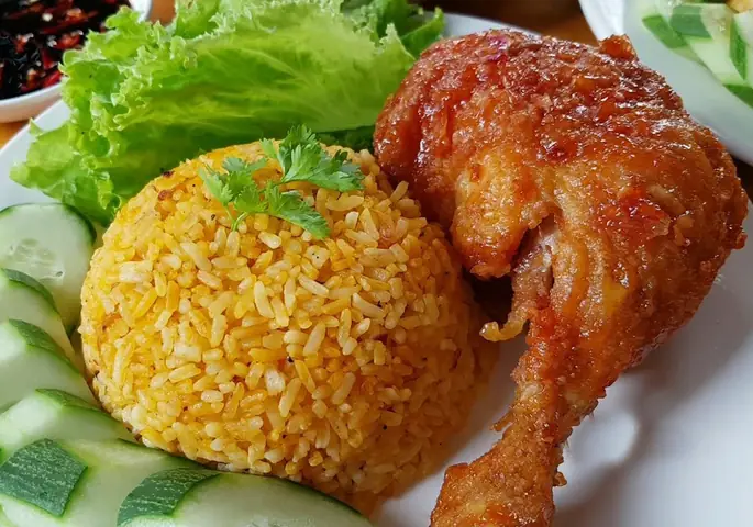 Cách Nấu Cơm Gà Chiên Mắm Tỏi Thơm Ngon Chuẩn Vị Tại Nhà