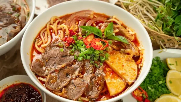 Công Thức Nấu Bún Bò Huế Chuẩn Vị Tại Nhà: Bí Quyết Nước Dùng Đậm Đà, Thơm Lừng