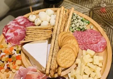 Dĩa Đồ Nguội Gồm Những Gì? Thành Phần & Cách Bày Trí Chuẩn Đẹp