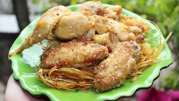 Hướng Dẫn Chi Tiết Cách Làm Gà Rang Muối Nguyên Con Giòn Ngon Chuẩn Vị Tại Nhà