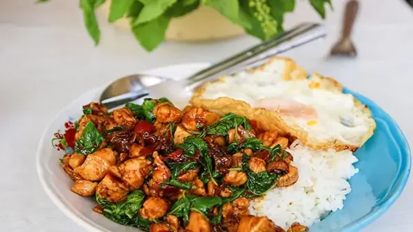 Gà Xào Húng Quế Kiểu Thái: Công Thức Chuẩn Vị, Nhanh Gọn Tại Nhà