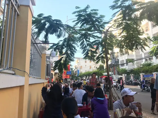 Gỏi Bò Khô Hàn Thuyên Nha Trang: Bí Quyết 30 Năm Và Địa Chỉ Ngon Nhất Gỏi Bò Khô Hàn Thuyên Nha Trang: Bí Quyết 30 Năm Và Địa Chỉ Ngon Nhất