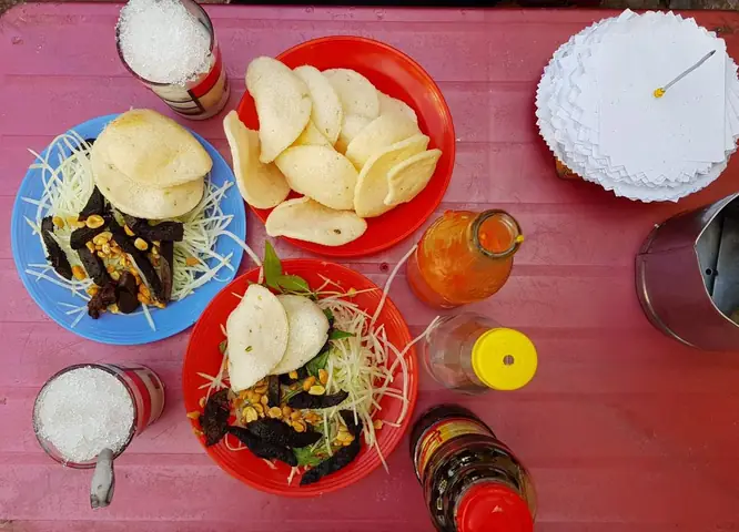 Gỏi Bò Khô Hàn Thuyên Nha Trang: Bí Quyết 30 Năm Và Địa Chỉ Ngon Nhất Gỏi Bò Khô Hàn Thuyên Nha Trang: Bí Quyết 30 Năm Và Địa Chỉ Ngon Nhất
