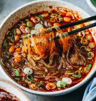 Công Thức Suan La Fen (mì Chua Cay Tứ Xuyên) Chuẩn Vị: Hướng Dẫn Chi Tiết Từ A-Z