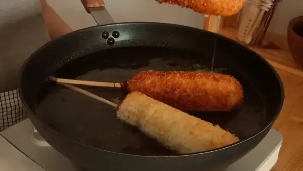 Cách Làm Hotdog Phô Mai Hàn Quốc Tại Nhà: Vỏ Giòn, Phô Mai Kéo Sợi