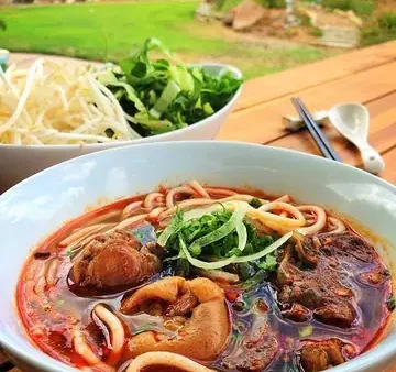 Bún Bò Huế: Khám Phá Hương Vị Đặc Trưng, Công Thức Chuẩn & Địa Điểm Nổi Tiếng