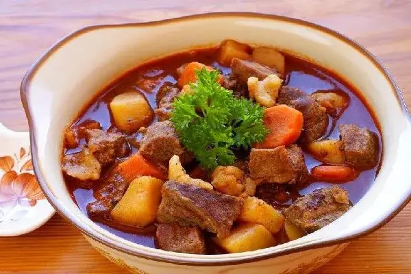 Cách Nấu Bò Hầm Khoai Tây Ngon Mềm Chuẩn Vị, Đậm Đà Hương Vị Việt Cách Nấu Bò Hầm Khoai Tây Ngon Mềm Chuẩn Vị, Đậm Đà Hương Vị Việt