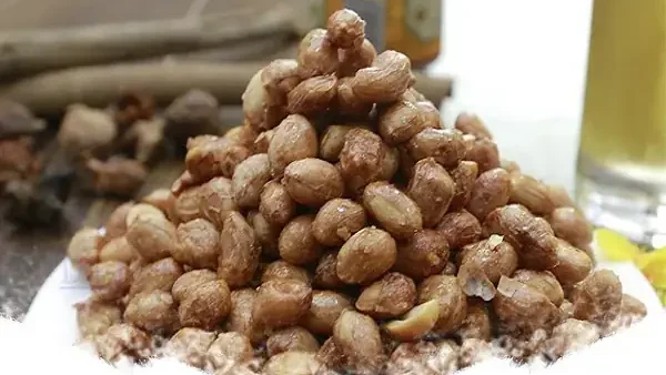 Lạc Rang Húng Lìu: Khám Phá Món Ăn Vặt Dân Dã Đậm Đà Hương Vị Hà Nội
