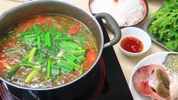 Cách Nấu Lẩu Cá Trắm Thập Cẩm Ngon Chuẩn Vị Bắc, Không Tanh, Đậm Đà Kèm Mắm Nhúng Chuẩn