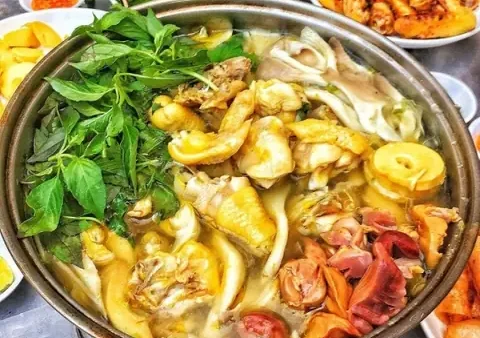 Cách Nấu Lẩu Gà Lá É Thơm Ngon Chuẩn Vị Phú Yên & Đà Lạt