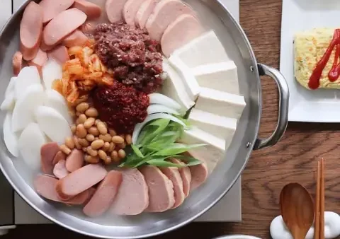 Lẩu Quân Đội Hàn Quốc (budae Jjigae): Hướng Dẫn Chi Tiết Từ A-Z