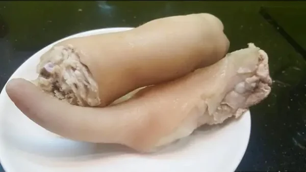 Luộc Chân Giò Nguyên Cái: Bí Quyết Để Thịt Mềm Ngọt, Trắng Giòn Không Hôi