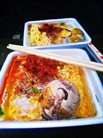 Cách Nấu Mì Tôm Trứng Vịt Lộn Ngon Chuẩn Vị Quán Tại Nhà: Luộc Trứng Riêng, Nêm Nước Dùng Đậm Đà Cách Nấu Mì Tôm Trứng Vịt Lộn Ngon Chuẩn Vị Quán Tại Nhà: Luộc Trứng Riêng, Nêm Nước Dùng Đậm Đà