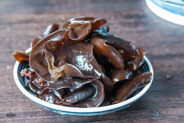 Nấm Mèo Ngâm Nước Nóng Hay Lạnh: Cách Ngâm Đúng Để Giữ Trọn Dinh Dưỡng Nấm Mèo Ngâm Nước Nóng Hay Lạnh: Cách Ngâm Đúng Để Giữ Trọn Dinh Dưỡng