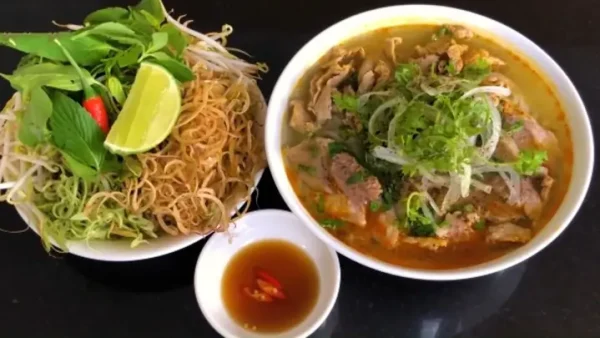 Hướng Dẫn Chi Tiết Cách Nấu Bún Bò Tại Nhà Thơm Ngon Chuẩn Vị