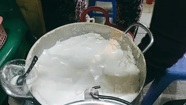 Tàu Hũ Đá Trương Định: Hương Vị Thanh Mát Đậm Đà & Bò Bía Giòn Ngon Nức Tiếng