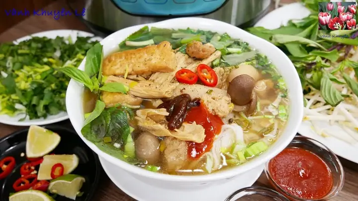 Cách Nấu Phở Gà Vành Khuyên: Công Thức Phở Gà Nước Trong, Ngọt Thanh, Thịt Gà Dai Và Da Gà Vàng Giòn Cách Nấu Phở Gà Vành Khuyên: Công Thức Phở Gà Nước Trong, Ngọt Thanh, Thịt Gà Dai Và Da Gà Vàng Giòn